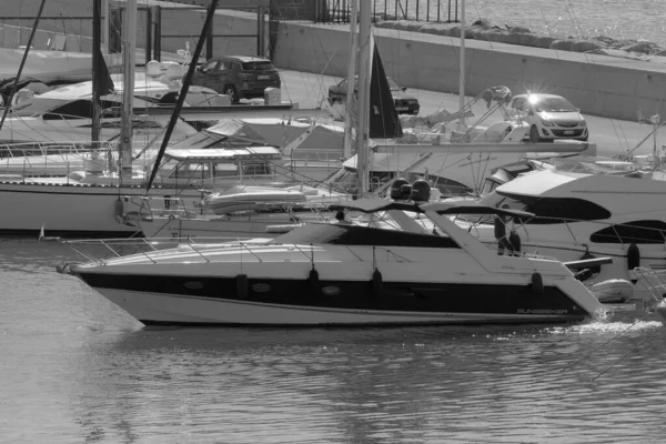 イタリア シチリア島 地中海 マリーナ ラグーザ ラグーザ州 10月2022 ポート内の豪華ヨット上の男性 Editorial — ストック写真