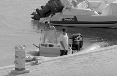 İtalya, Sicilya, Akdeniz, Marina di Ragusa (Ragusa Eyaleti); 20 Ekim 2022, limanda bir kauçuk teknede adamlar - EDITORIAL