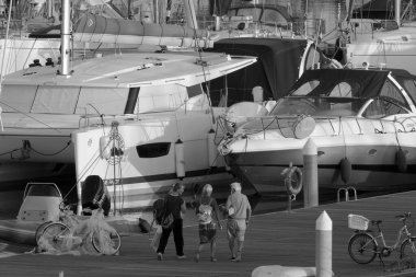 İtalya, Sicilya, Akdeniz, Marina di Ragusa (Ragusa Eyaleti); 20 Ekim 2022, limandaki insanlar ve lüks yatlar - EDITORIAL