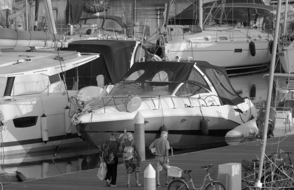 意大利 西西里 地中海 拉古萨港 拉古萨省 2022年10月20日 港口内的人员和豪华游艇 Editorial — 图库照片