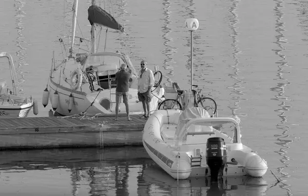 意大利 西西里 地中海 拉古萨港 拉古萨省 2022年10月21日 港口内的人员 汽艇和豪华游艇 Editorial — 图库照片