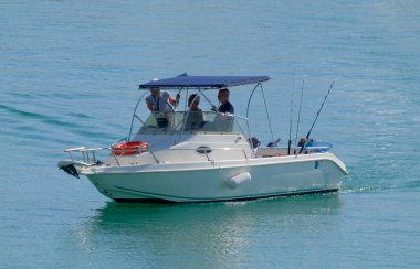 İtalya, Sicilya, Akdeniz, Marina di Ragusa (Ragusa Eyaleti); 22 Ekim 2022, limandaki bir motorlu teknede balıkçı - EDITORIAL