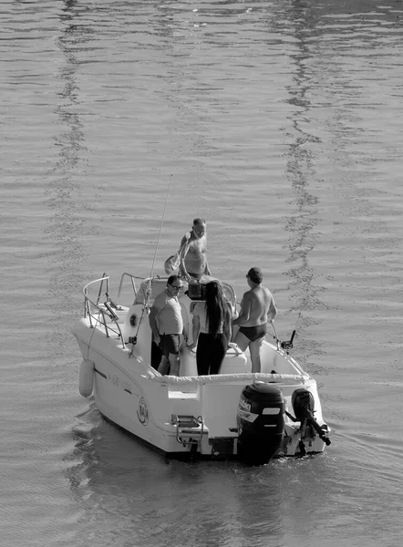 意大利 西西里 地中海 拉古萨海 拉古萨省 2022年10月22日 港口的一艘汽艇上的乘客 Editorial — 图库照片