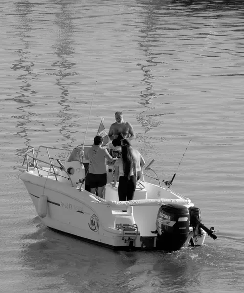 イタリア シチリア島 地中海 マリーナ ラグーザ ラグーザ州 10月2022 ポート内のモーターボートに乗っている人々 Editorial — ストック写真