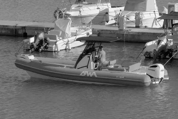 イタリア シチリア島 地中海 マリーナ ラグーザ ラグーザ州 10月2022 ポート内のゴムボートの上の男 編集部 — ストック写真