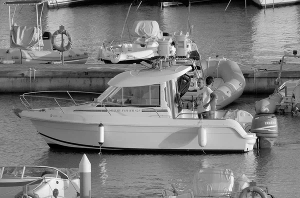 意大利 西西里 地中海 拉古萨海 拉古萨省 2022年10月23日 港口汽艇上的男子 Editorial — 图库照片