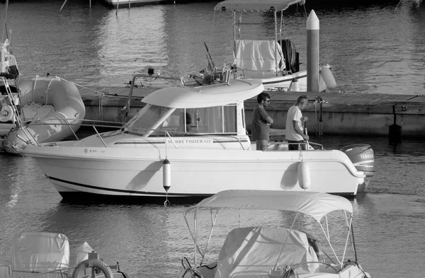 イタリア シチリア島 地中海 マリーナ ラグーザ ラグーザ州 10月2022 ポート内のモーターボート上の男性 Editorial — ストック写真