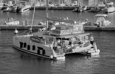 İtalya, Sicilya, Akdeniz, Marina di Ragusa (Ragusa ili); 24 Ekim 2022, limandaki büyük bir yelkenli teknesinde insanlar - EDITORIAL