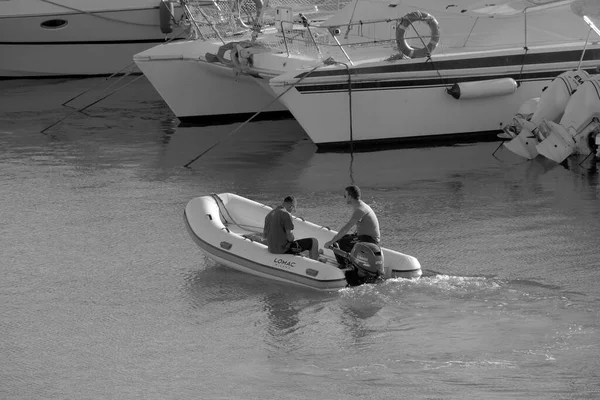 イタリア シチリア島 地中海 マリーナ ラグーザ ラグーザ州 10月2022 ポート内のゴムボートや高級ヨット上の男性 Editorial — ストック写真