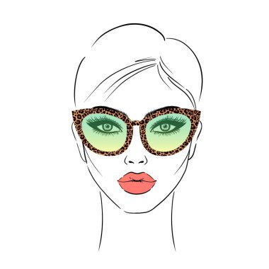 Beyaz arka planda güneş gözlüklü genç kadın..