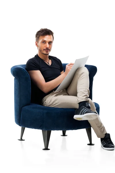 Retrato de um macho sentado na cadeira — Fotografia de Stock