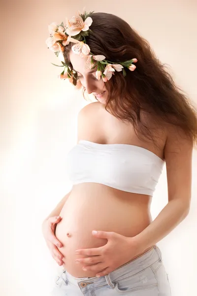 Retrato de uma bela mulher grávida — Fotografia de Stock