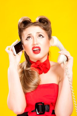 Retro telefon pin-up kızı