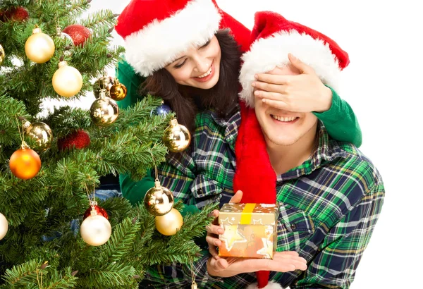 Genç mutlu çift Noel ağacının yanında.