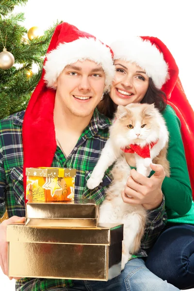 Jovem casal feliz perto de uma árvore de Natal. — Fotografia de Stock