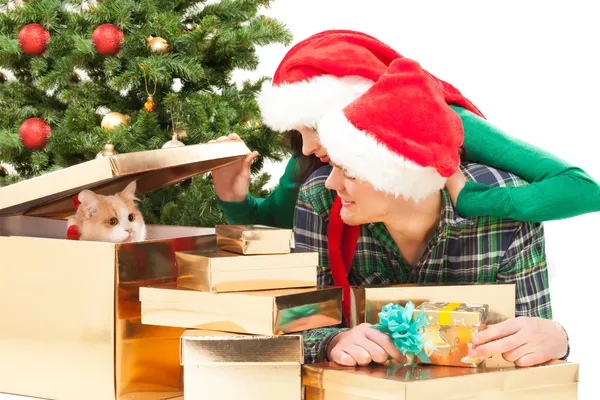 Jovem casal feliz perto de uma árvore de Natal. — Fotografia de Stock