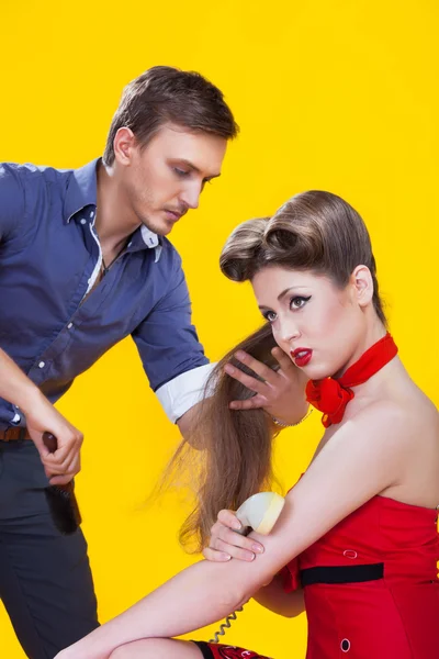 Professioneller Friseur mit langen Haaren Modell — Stockfoto
