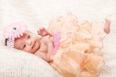 küçük bebek süpürgeye