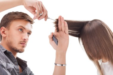 Uzun saçlı, profesyonel bir kuaför.