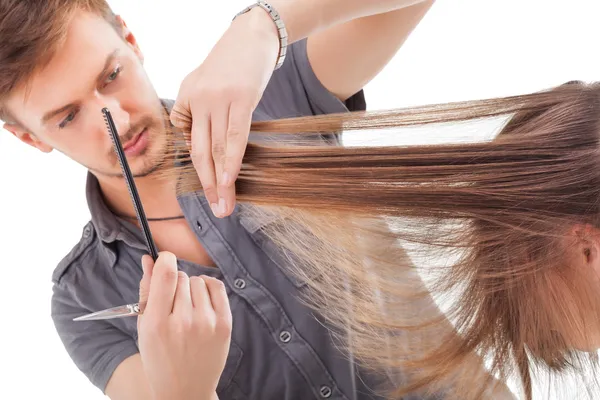 Coiffeur professionnel avec modèle de cheveux longs — Photo