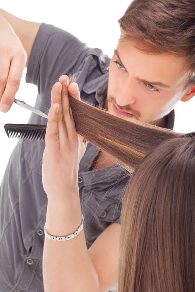 Профессиональный парикмахер с длинными волосами модели — стоковое фото