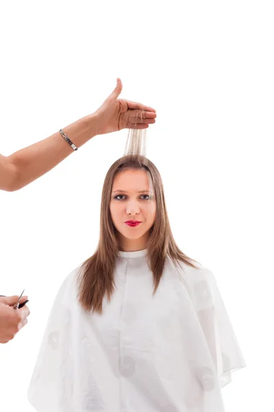 Coiffeur professionnel avec modèle de cheveux longs — Photo