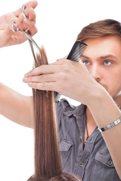 Cabeleireiro profissional com modelo de cabelo longo — Fotografia de Stock
