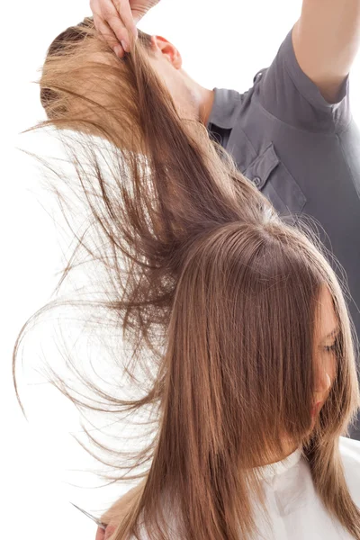 Coiffeur professionnel avec modèle de cheveux longs — Photo