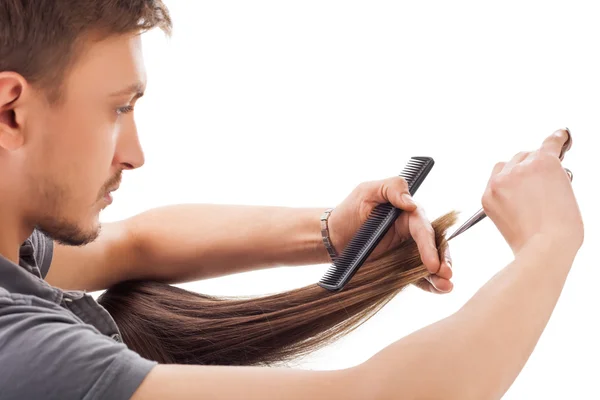 Professioneller Friseur mit langen Haaren Modell — Stockfoto