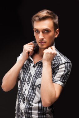 yakışıklı bir adam portresi