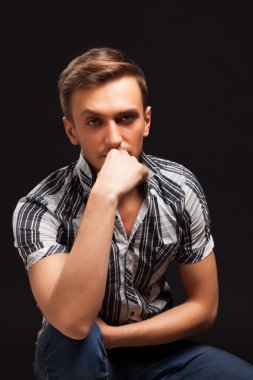 yakışıklı bir adam portresi