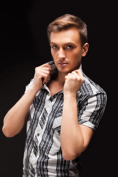 yakışıklı bir adam portresi