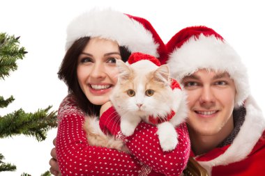 Genç mutlu çift Noel ağacının yanında.