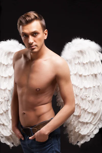 Een portret van een man met vleugels engel — Stockfoto
