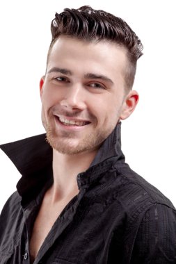 Genç yakışıklı kaslı adam.