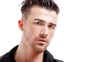 Genç yakışıklı kaslı adam.
