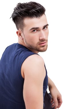 Genç yakışıklı kaslı adam.