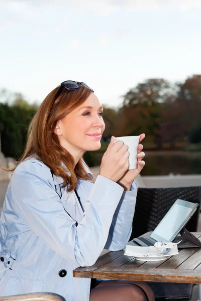 Business woman using tablet on lunch break. — Stock Photo, Image