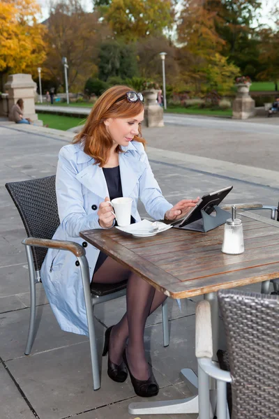 昼休みにタブレットを使用してビジネスの女性. — ストック写真