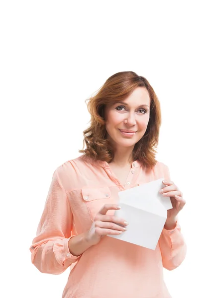 Bild einer Geschäftsfrau mit Paket über Weiß — Stockfoto