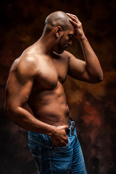 Naken man med perfekt kropp poserar i jeans — Stockfoto