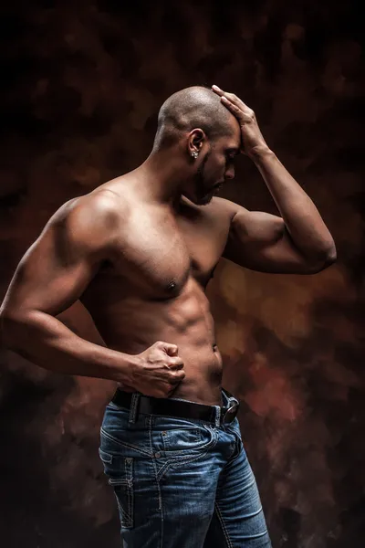 Homem nu com corpo perfeito posando em jeans — Fotografia de Stock