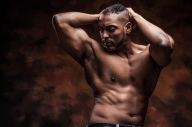 kusursuz bir beden kot poz ile çıplak bir adam