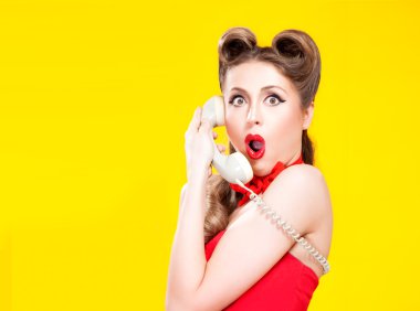 Retro telefon pin-up kızı