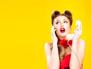 Retro telefon pin-up kızı