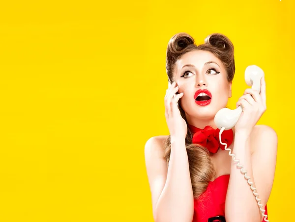 Pin-up girl talking on retro telephone — Stock Photo, Image