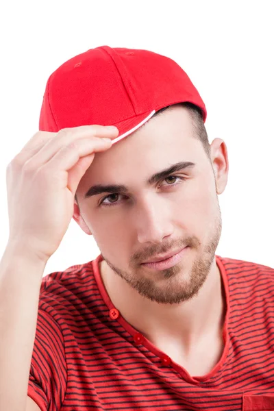 Beau mec en casquette de baseball souriant à la caméra , — Photo