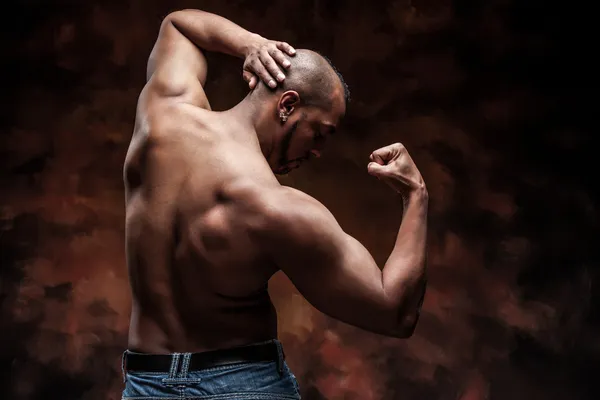 Nackter Mann mit perfektem Körper posiert in Jeans — Stockfoto