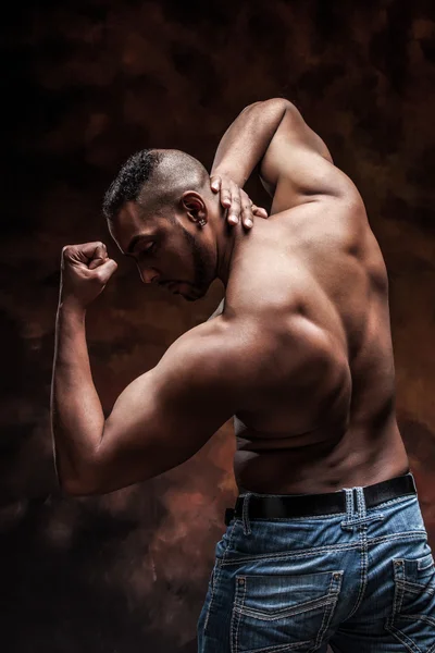 Homem nu com corpo perfeito posando em jeans — Fotografia de Stock