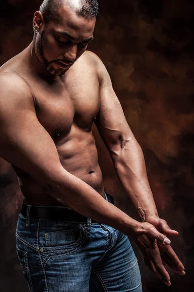 Голий чоловік з ідеальним тілом позує в джинсах — стокове фото